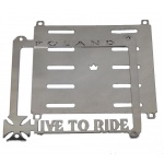 Metalowa ramka tablicy rejestracyjnej.